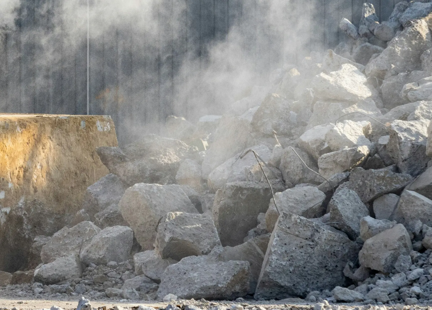 Reines Betonrecycling-Material aus dem Abbruch dient als Ausgangsmaterial.